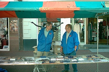 Harry Bouten met Ton Mertens op de markt